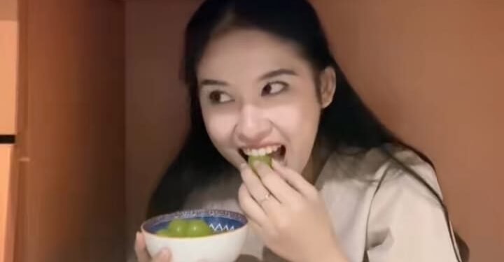 Viral Tren Makan Anggur di Bawah Meja Jelang Tahun Baru, Ternyata Ini Asal Muasal dan Maknanya 1 makan anggur