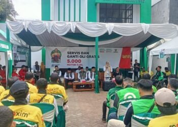 Ratusan ojol ikut service motor gratis