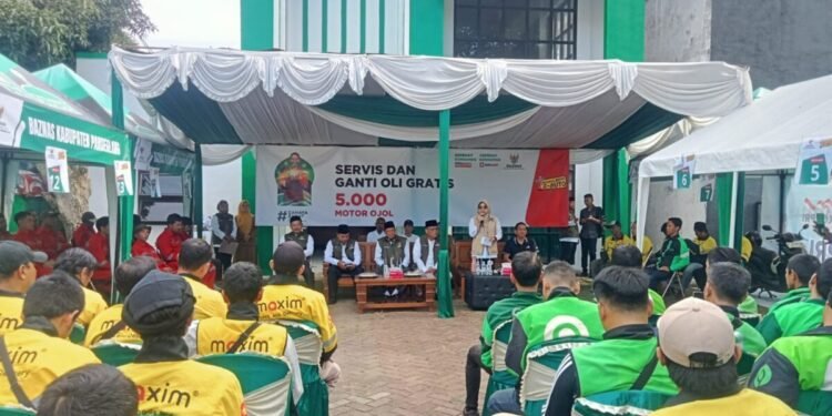 Ratusan ojol ikut service motor gratis
