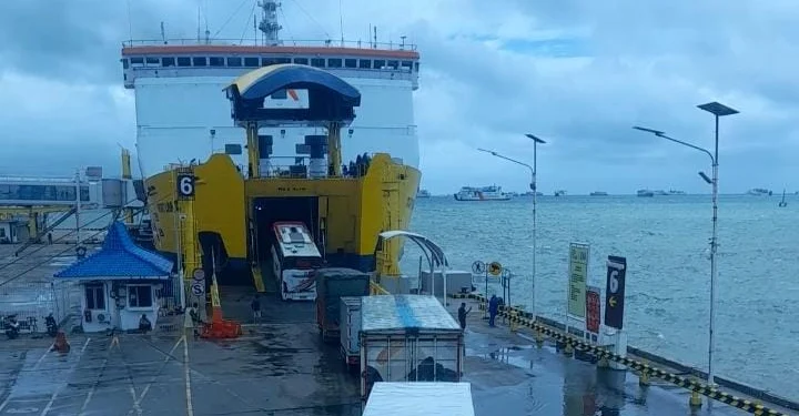 Perairan Merak Diterjang Efek Siklon Tropis Bakung, Gelombang Tinggi Sampai 2,5 Meter Sampai 3 Hari Kedepan 1 Siklon Tropis