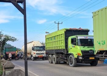 Truk Tambang Masih Langar Keputusan Gubernur, Mecet di Bojonegara-Puloampel Terus Berlanjut 10 truk