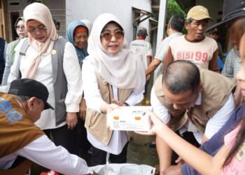 Bupati Pandeglang salurkan bantuan