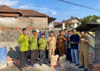 Warga bergotong royong memperbaiki bangunan terdampak banjir dan longsor,