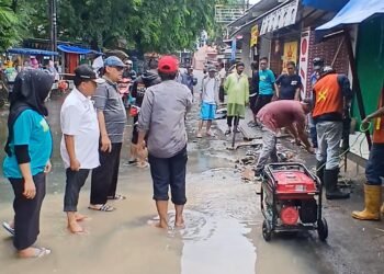 Cegah Banjir di Jalan Tb Ismail Cilegon, Camat dan Lurah Dampingi Pembongkaran Sumbatan Drainase 4 Cilegon