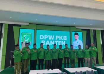 Kembali Pimpin PKB Banten, Dahyani Menilai Ahmad Fauzi Berhasil Membesarkan Partai 2 Ketua DPW PKB Provinsi Banten Ahmad Fauzi (enam dari kanan) foto bersama dengan pengurusnya, belum lama ini.