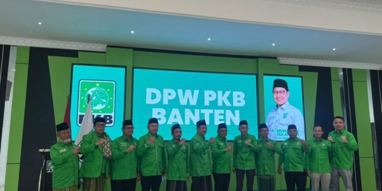Ketua DPW PKB Provinsi Banten Ahmad Fauzi (enam dari kanan) foto bersama dengan pengurusnya, belum lama ini.