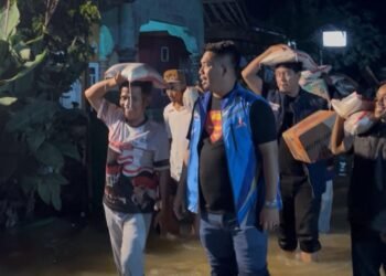 Ketua Fraksi Partai Demokrat DPRD Kabupaten Serang Azwar Anas meninjau banjir