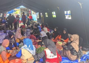 Nasi bungkus untuk korban banjir