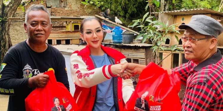Nia Purnamasari saat menyalurkan bantuan kepada korban banjir di Kota Serang, Selasa (13/1/2026). (Dokumentasi Nia Purnamasari)