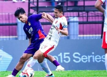 Pemain Persik Kediri (jersey ungu) berduel dengan pemain Bali United FC dalam pekan ke-19 BRI Super League 2025-2026. (Instagram @persikfcofficial)