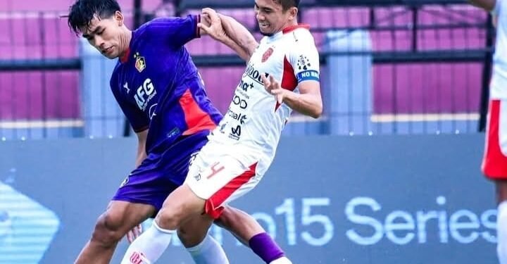 Pemain Persik Kediri (jersey ungu) berduel dengan pemain Bali United FC dalam pekan ke-19 BRI Super League 2025-2026. (Instagram @persikfcofficial)