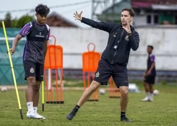 Kepala Pelatih Bhayangkara FC Paul Munster berikan arahan ke pemainnya dalam sesi latihan jelang putaran kedua BRI Super League 2025-2026. (Instagram @bhayangkarafc)