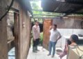 Plt Camat Sindangresmi, Muklis Arifin meninjau rumah warga terdampak bencana angin puting beliung di Kampung Kadu Aceng, Desa Ciodeng, Kecamatan Sindangresmi, Kabupaten Pandeglang, Kamis (221).