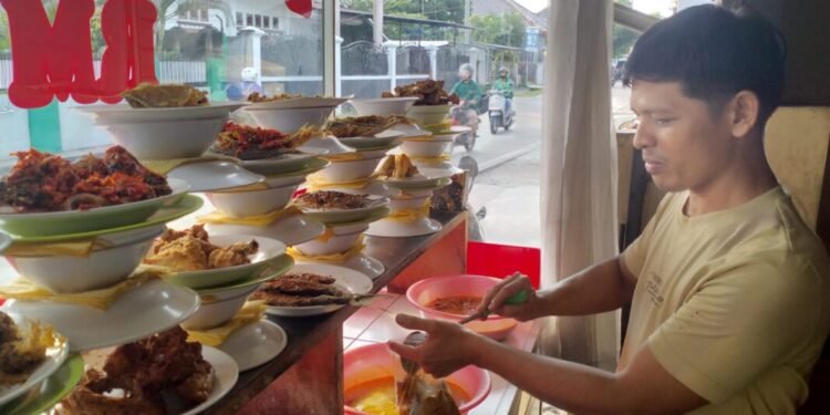 Rumah Makan Padang ganti menu daging sapi dengan daging ayam