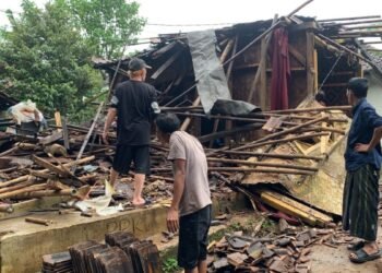 Rumah warga di Pulosari ambruk