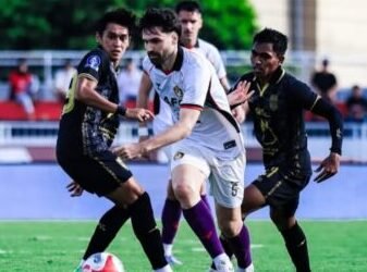 Capiton FotoPemain Persik Kediri (jersey putih) dikepung dua pemain Malut United FC dalam laga BRI Super League 2025-2026. (Instagram @persikfcofficial)