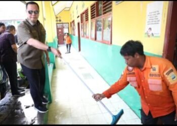 Capiton FotoWalikota Serang Budi Rustandi menguras genangan air di koridor SD Negeri Ciputat, Kelurahan Kaligandu, Kecamatan Serang Kota Serang, Kamis 29 Januari 2026. (Dokumentasi Prokopim Setda Kota Serang untuk Bantenraya.com)