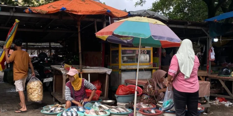 Aktivitas jual beli ikan di Pasar Kranggot Cilegon meningkat tajam saat kios pedagang daging kosong akibat aksi mogok berjualan