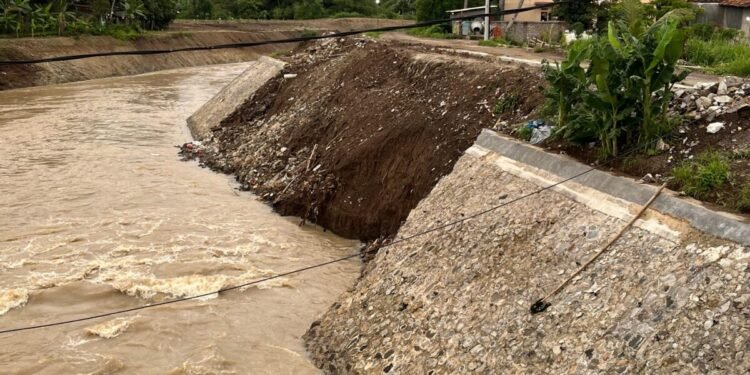 Tembok penahan Kali Banten di Kasemen, Kota Serang, ambruk, Jumat (2/1/2026). (Muhamad Tohir/ Bantenraya.com)