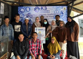 Dosen Universitas Faletehan melaksanakan pengabdian masyarakat bagi pengrajin Golok Ciomas dengan edukasi K3