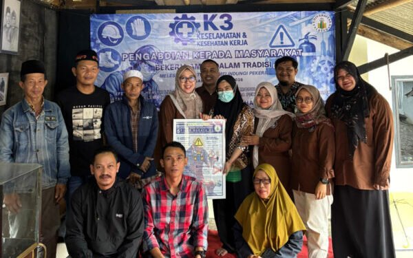 Dosen Universitas Faletehan melaksanakan pengabdian masyarakat bagi pengrajin Golok Ciomas dengan edukasi K3