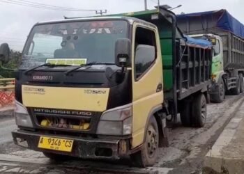 Truk tambang memuat material tambang yang masih melintas dan masif di Kota Cilegon, Senin 19 Januari 2026. (UriBanten Raya).