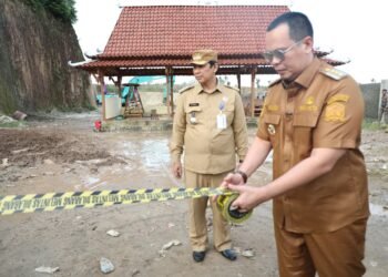 Budi Rustandi Tutup Permanen Tambang Ilegal di Kecamatan Taktakan 8 Walikota Serang Budi Rustandi memasang tali police line di kawasan galian C atau tambang di Kelurahan Umbul Tengah, Kecamatan Taktakan, Kota Serang, Senin 26 Januari 2026. (Dokumentasi Prokopim Setda Kota Serang )