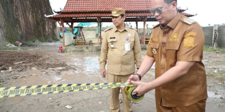 Budi Rustandi Tutup Permanen Tambang Ilegal di Kecamatan Taktakan 1 Walikota Serang Budi Rustandi memasang tali police line di kawasan galian C atau tambang di Kelurahan Umbul Tengah, Kecamatan Taktakan, Kota Serang, Senin 26 Januari 2026. (Dokumentasi Prokopim Setda Kota Serang )