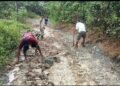 Warga Bojongmanik Gotong Royong Perbaiki Jembatan dan Jalan Rusak 2 Warga bersama TNI Polri gotong royong memperbaiki lantai jembatan yang rusak di Desa Bojongmanik, Kecamatan Sindangresmi, Senin (261).
