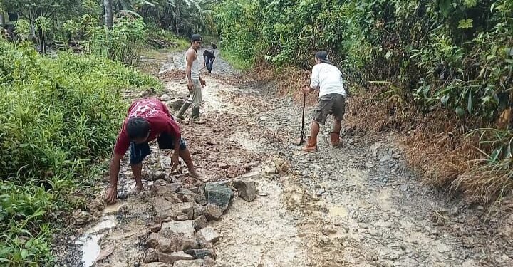 Warga bersama TNI Polri gotong royong memperbaiki lantai jembatan yang rusak di Desa Bojongmanik, Kecamatan Sindangresmi, Senin (261).