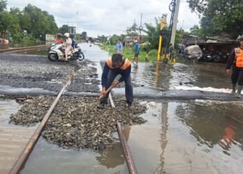 38 Ribu Penumpang Kereta Api Batalkan Perjalanan Imbas Rel Kebanjiran 1 kereta api