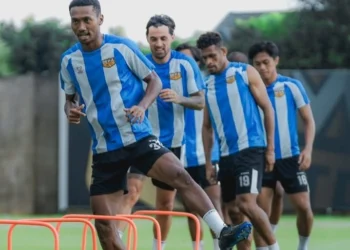 Para pemain Dewa United Banten FC berlatih jelang hadapi putaran kedua BRI Super League 2025-2026. (Instagram @dewaunitedfc)