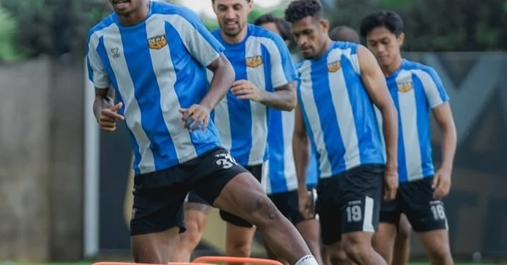 Para pemain Dewa United Banten FC berlatih jelang hadapi putaran kedua BRI Super League 2025-2026. (Instagram @dewaunitedfc)