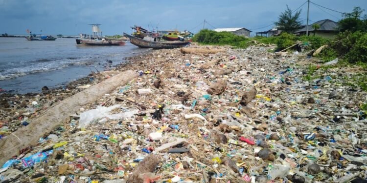 Janji DLH Pandeglang Bersihkan Pantai Teluk Dinilai Omdo, Sampah Kembali Menggunung 1 Sampah kembali menumpuk di pesisir Pantai Teluk, Pandeglang. Warga keluhkan bau menyengat dan menilai janji DLH untuk membersihkan pantai hanya sebatas wacana.