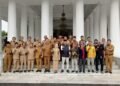 Bupati Serang Ratu Rachmatuzakiyah dan Bupati Situbondo Rio Hadiri foto bersama dengan pejabat di lingkungan Pemkab Serang, Senin 9 Februari 2026.. (Andika/bantenraya)