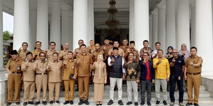 Bupati Serang Ratu Rachmatuzakiyah dan Bupati Situbondo Rio Hadiri foto bersama dengan pejabat di lingkungan Pemkab Serang, Senin 9 Februari 2026.. (Andika/bantenraya)