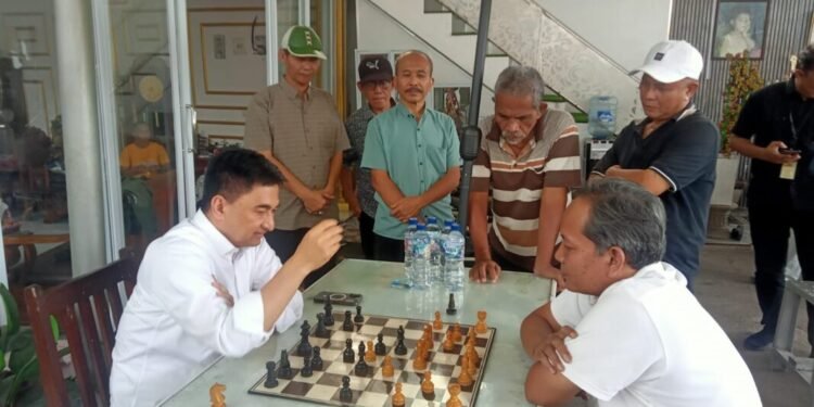 Wagub Banten Main Catur Bareng Percasi Pandeglang, Tantang Untuk Bisa Cetak Atlet Berprestasi 1 Wagub Banten Dimyati Natakusuma lomba catur bersama Percasi dan komunitas masyarakat transportasi Dimyati, di Kampung Ciliang, Kelurahan Kadumerak, Kecamatan Karang Tanjung, Kabupaten Pandeglang.