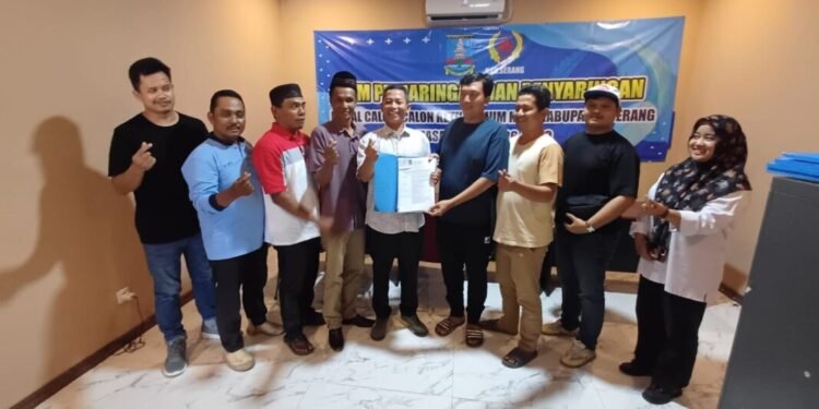 Media Pilihan Warga Banten 72 Agus Irawan menyerahkan berkas pendaftaran kepada TPP Bakal calon Ketua KONI kabupaten Serang 2026 hingga 2030. (hendra/Bantenraya)