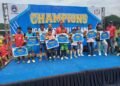 Para juara Liga Askot jilid 2 menerima piala dari Askot Serang. (hendra/Bantenraya)