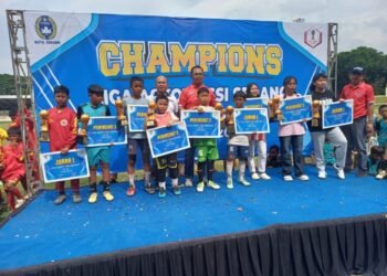 Para juara Liga Askot jilid 2 menerima piala dari Askot Serang. (hendra/Bantenraya)