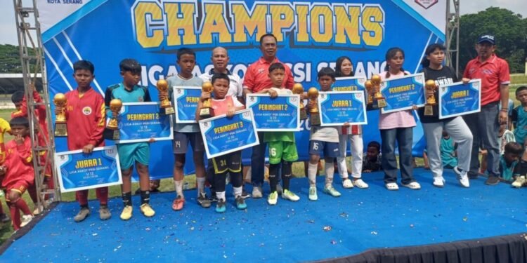 Para juara Liga Askot jilid 2 menerima piala dari Askot Serang. (hendra/Bantenraya)