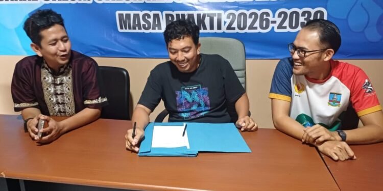 Timses Agus Irawan Lengkapi Berkas Pendaftaran, Hari Ketiga Tidak Ada Balon Ambil Formulir 1 Tim TPP Bakal calon Ketua KONI Kabupaten Serang 2026-2030 menunggu balon yang akan mengambil formulir pendaftaran. (hendra/bantenraya)