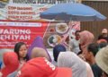 Warga Kota Serang antusias mendatangi Warung Teh Iyah untuk mendapatkan paket berbuka puasa dari program Warteg Gratis Alfamart, Kamis 19 Februari 2026. (Tanjung/Bantenraya.com)