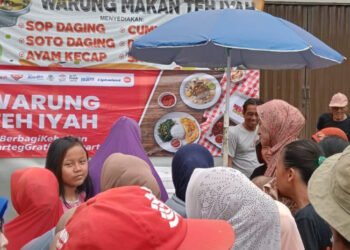 Libatkan 102 UMKM, Warteg Gartis Alfamart Bagikan 60.000 Paket Buka Puasa 8 Warga Kota Serang antusias mendatangi Warung Teh Iyah untuk mendapatkan paket berbuka puasa dari program Warteg Gratis Alfamart, Kamis 19 Februari 2026. (Tanjung/Bantenraya.com)