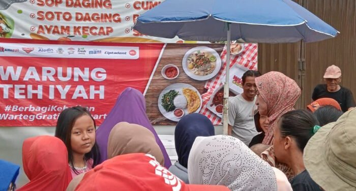 Warga Kota Serang antusias mendatangi Warung Teh Iyah untuk mendapatkan paket berbuka puasa dari program Warteg Gratis Alfamart, Kamis 19 Februari 2026. (Tanjung/Bantenraya.com)