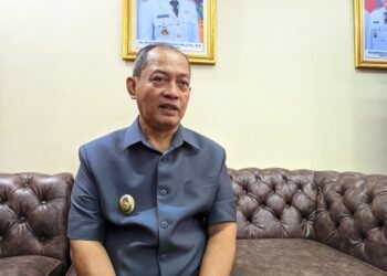 Wakil Bupati Serang Muhammad Najib Hamas saat diwawancarai wartawan di ruang kerjanya, Rabu 18 Februari 2026. (Andika/Bantenraya)  