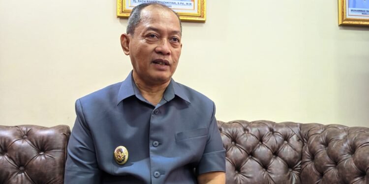 Wakil Bupati Serang Muhammad Najib Hamas saat diwawancarai wartawan di ruang kerjanya, Rabu 18 Februari 2026. (Andika/Bantenraya)  