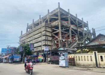 Bangunan Gedung Shelter Tsunami di Kecamatan Labuan, Kabupaten Pandeglang, dibiarkan tidak terawat, Kamis (12/2). (Yanadi/Bantenraya.com)