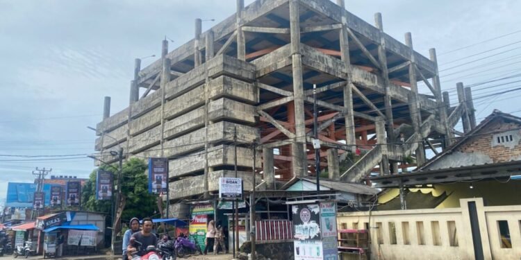 Bangunan Gedung Shelter Tsunami di Kecamatan Labuan, Kabupaten Pandeglang, dibiarkan tidak terawat, Kamis (12/2). (Yanadi/Bantenraya.com)