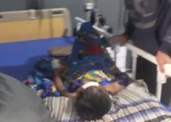 Bocah korban ledakan meriam kaleng saat mendapatkan perawatan, Selasa, 24 Februari 2026.(Aldi SetiawanBanten Raya)